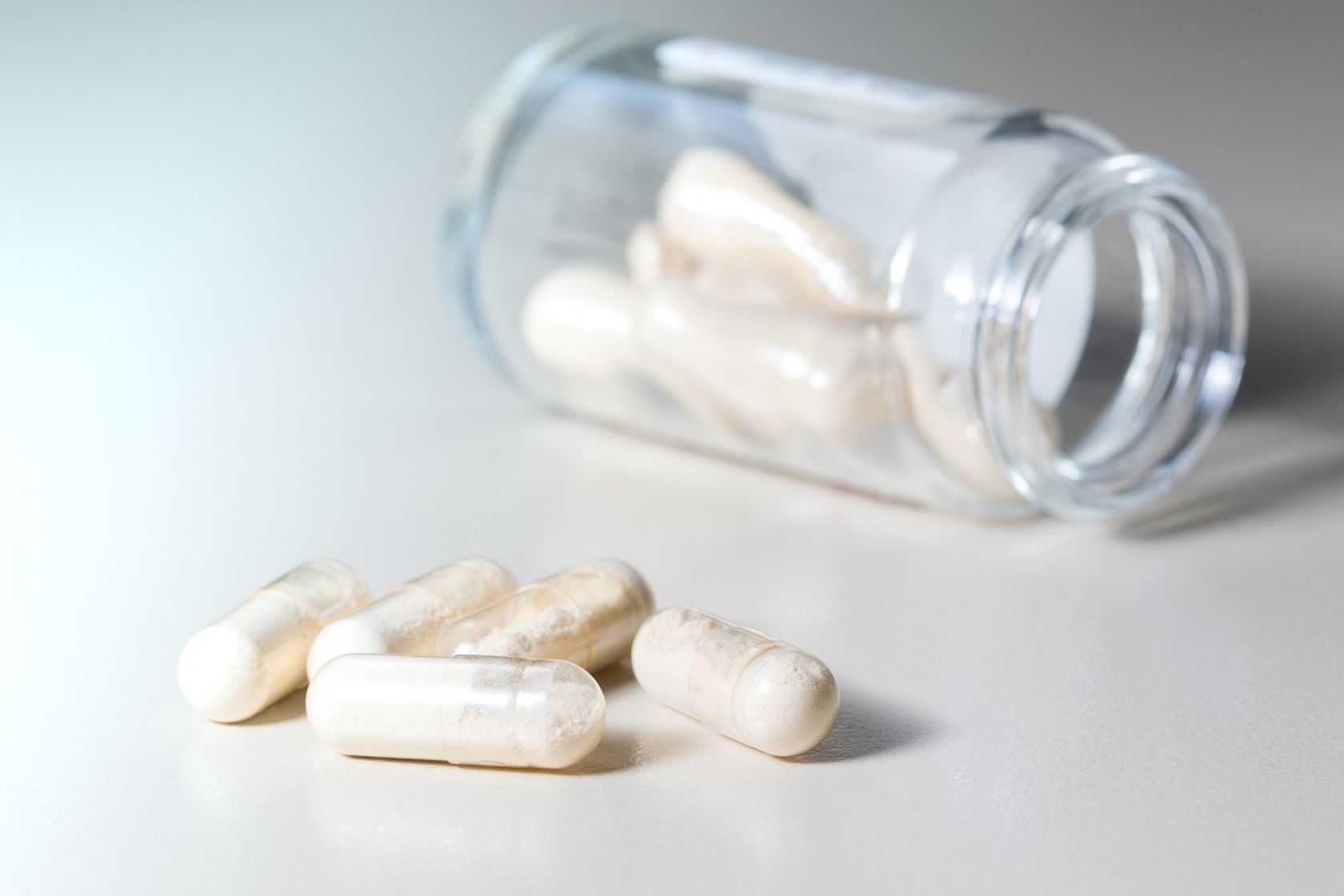 Arzneiflasche mit Kapseln die eine weiße Substanz enthalten