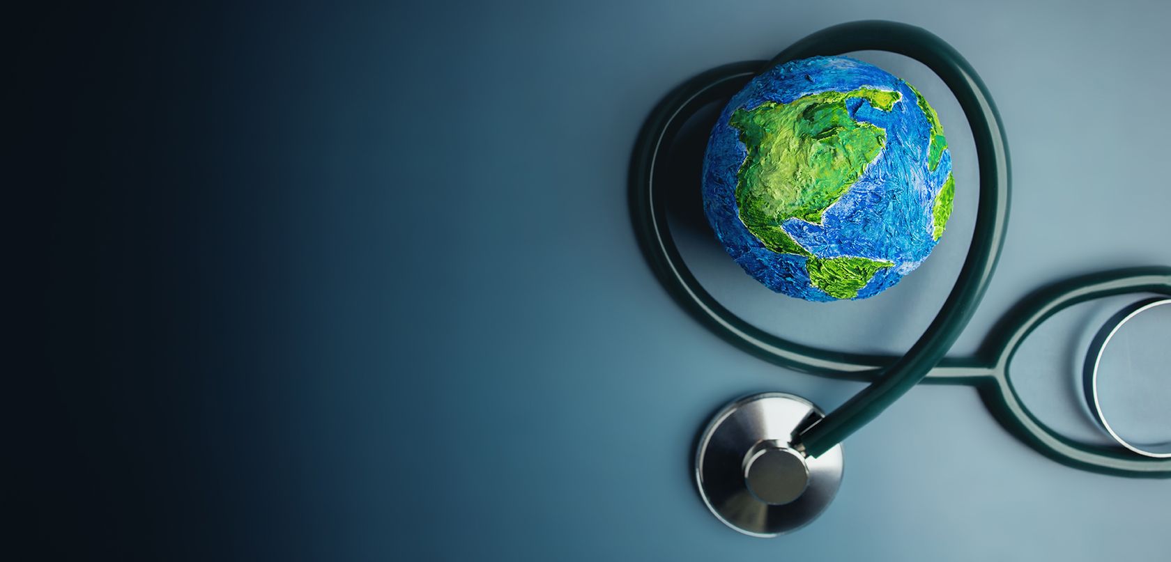 Globus-Modell mit Stethoskop drumherum als Symbol für Nachhaltigkeit in der Medizin.