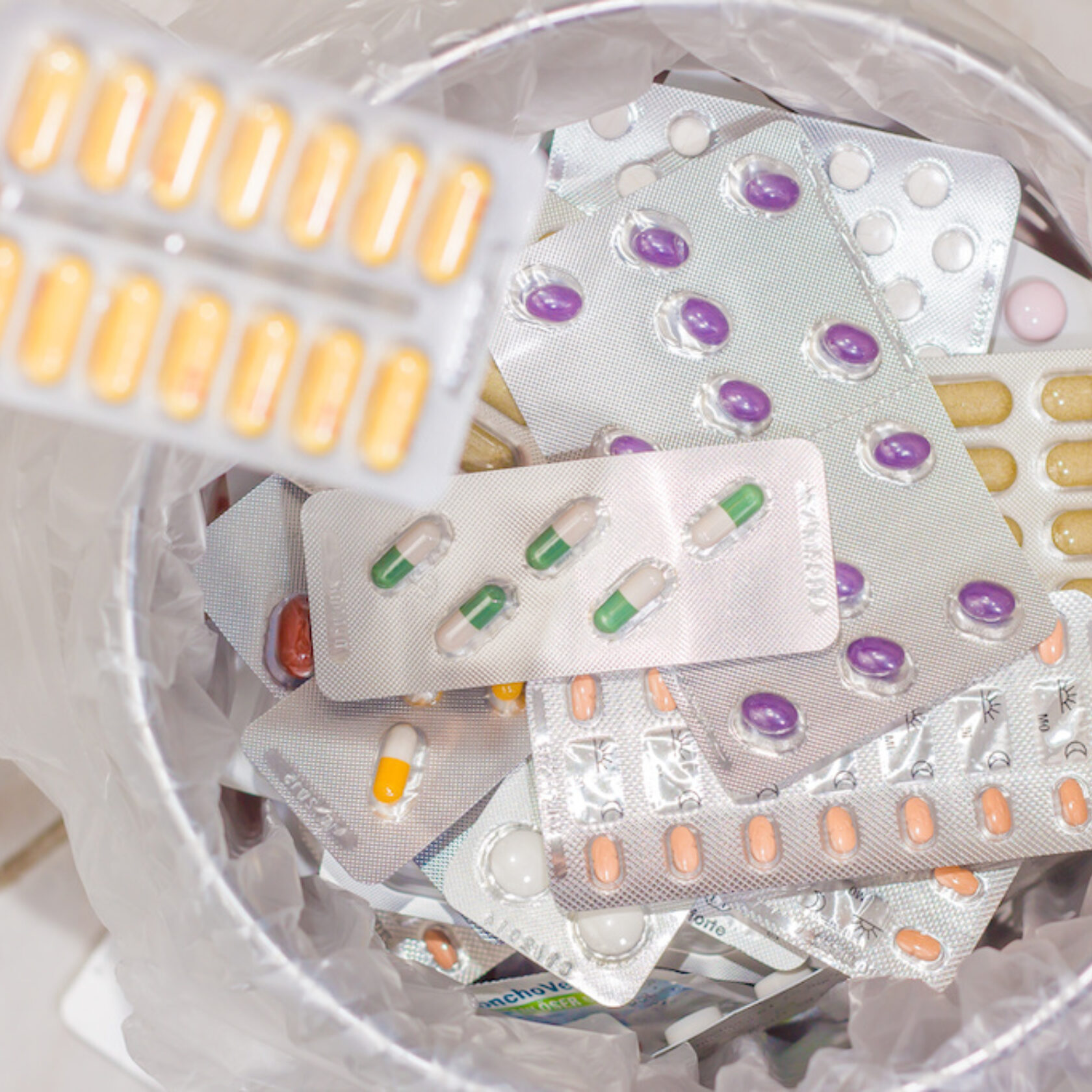 Verschiedene Blisterverpackungen mit Medikamenten im Abfall