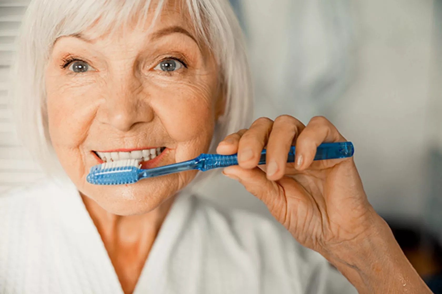 Ältere Frau putz sich die Zähne